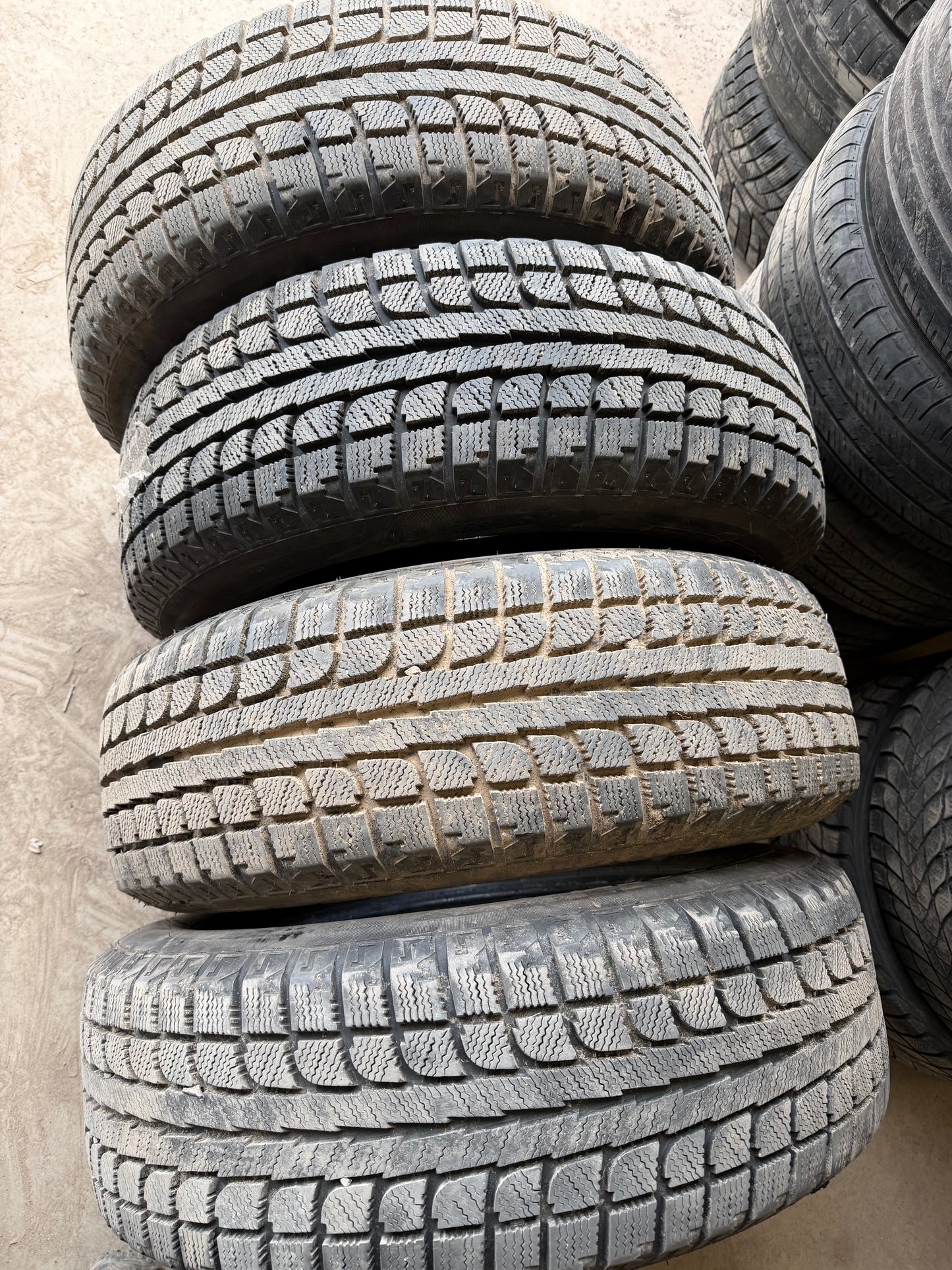 4 pneus d hiver 225/65r17 maxtrek en tres bon état