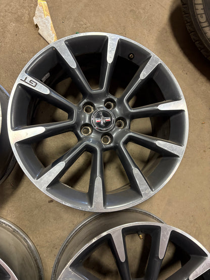 4 mags 19 pouces ford mustang 5x114.3 en tres bonne etat
