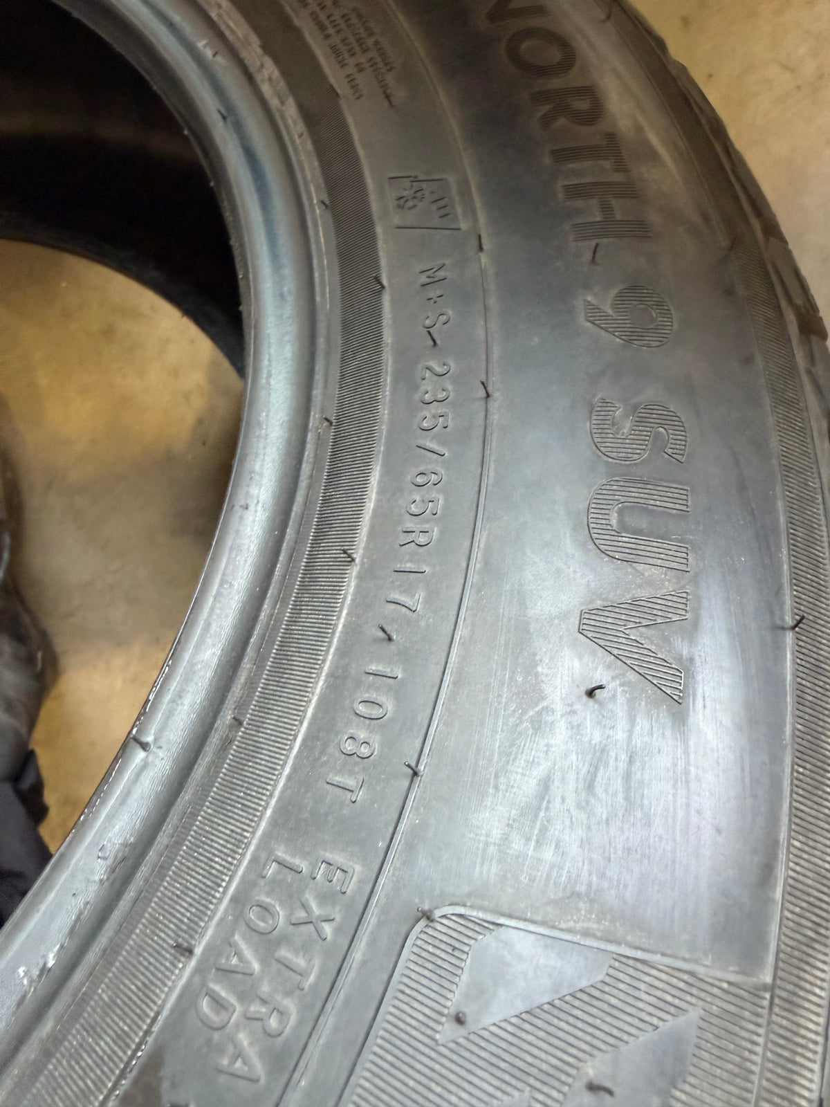 4 pneus d hiver 235/65r17 nokian a clou comme neuf