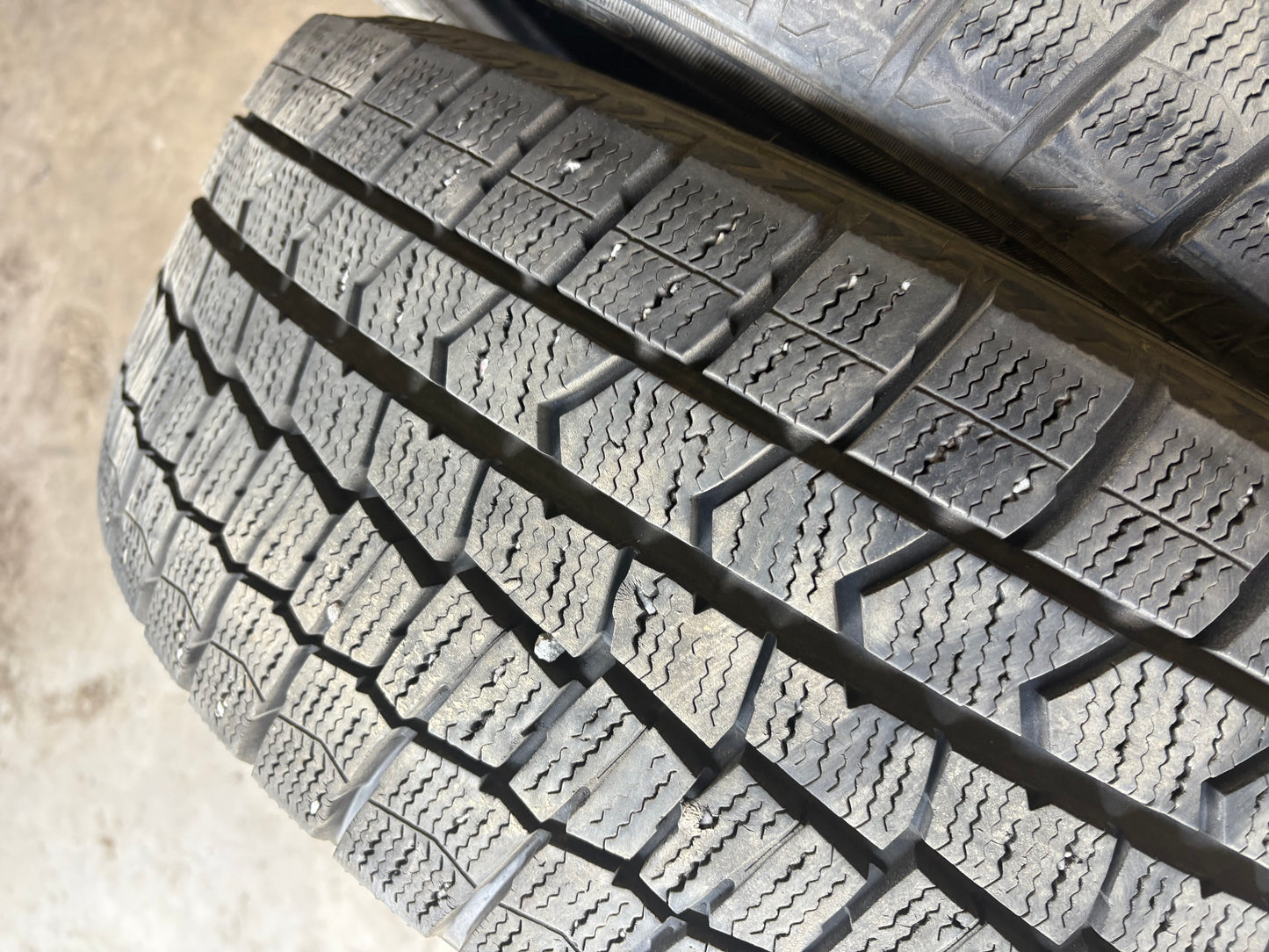1 pneu d hiver 205/55r16 dunlop en tres bon état