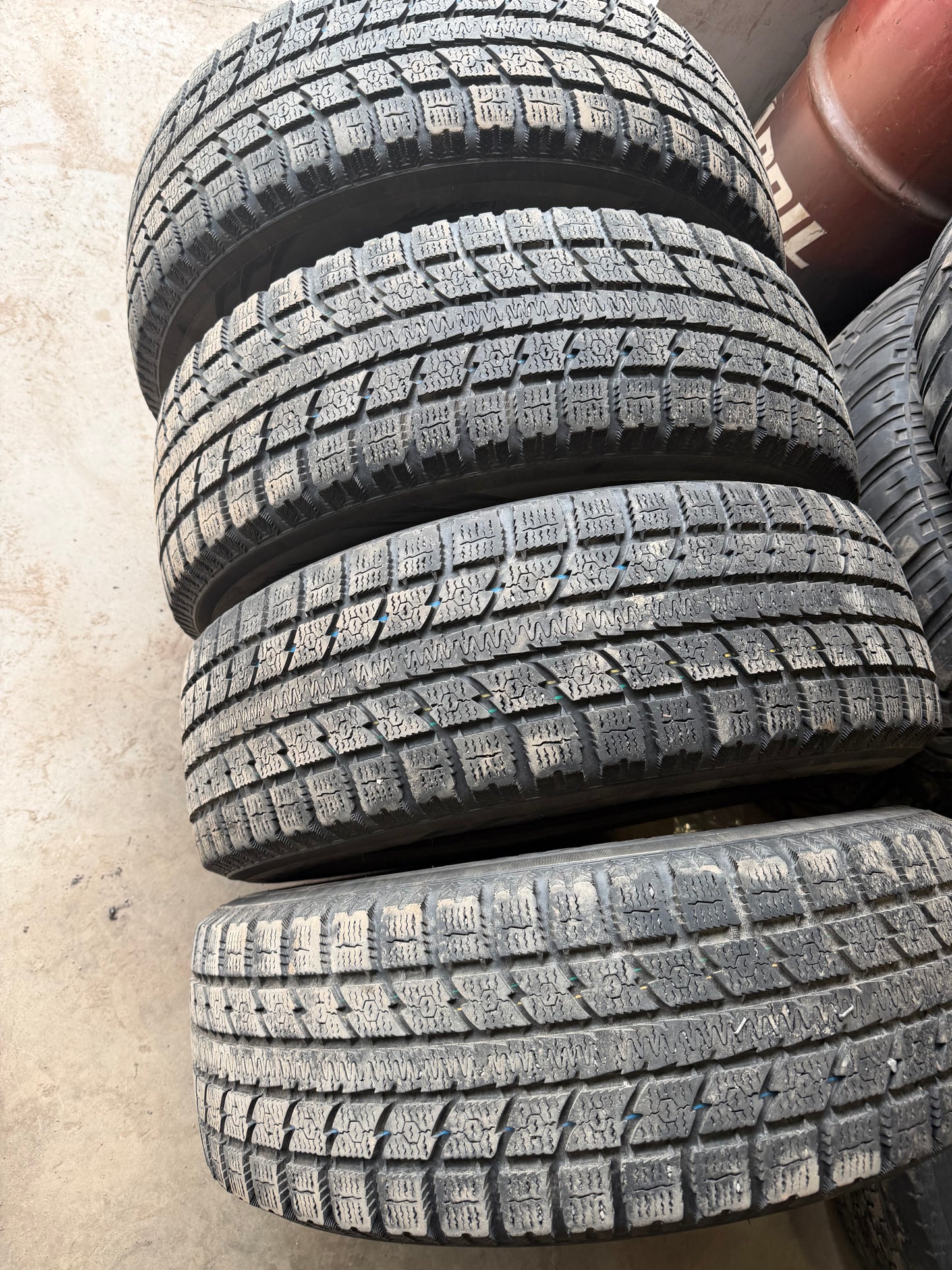 4 pneus d hiver 225/65r17 toyo en bon état