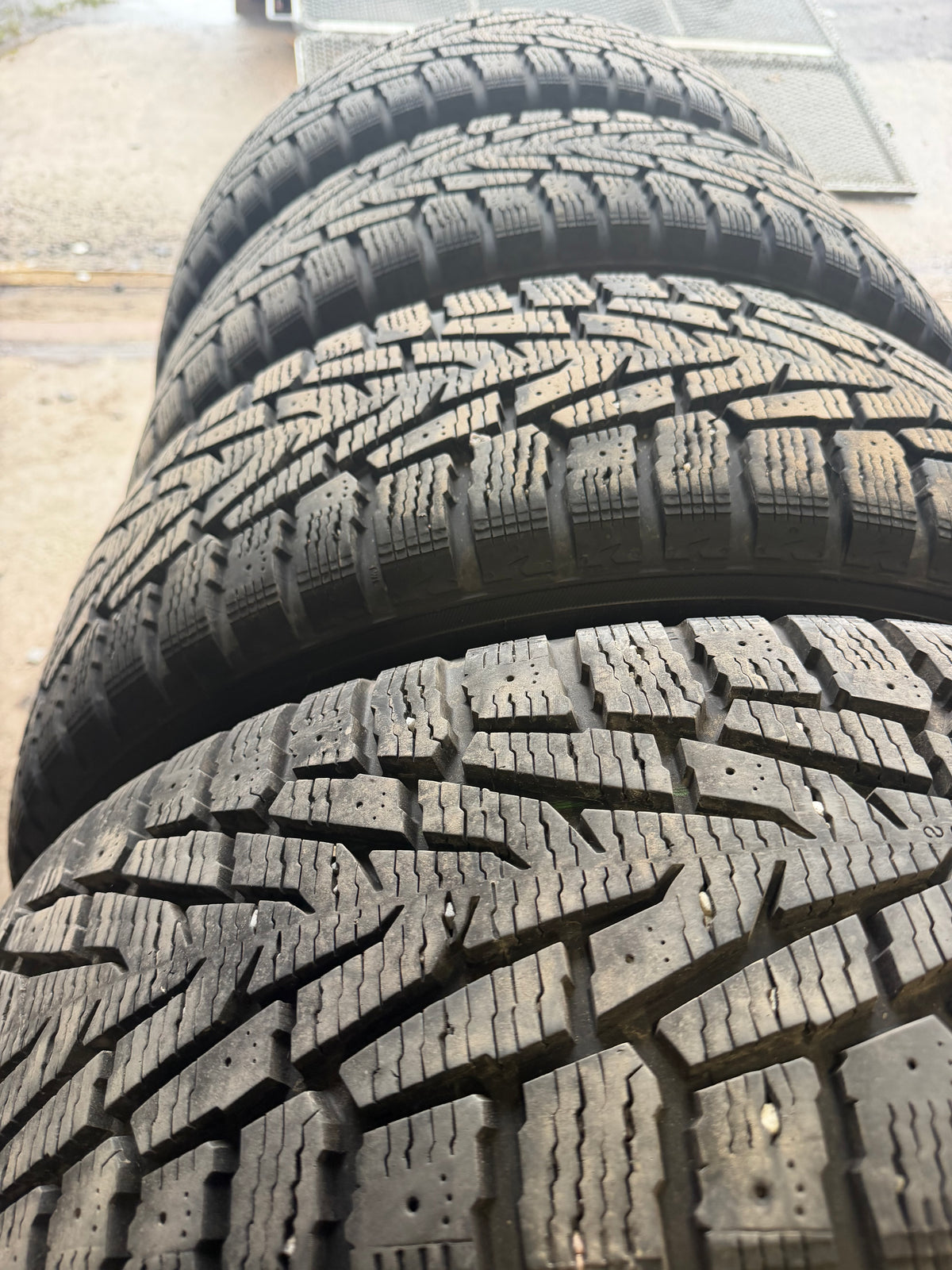 4 pneus d hiver 235/65r17 nokian a l état neuf