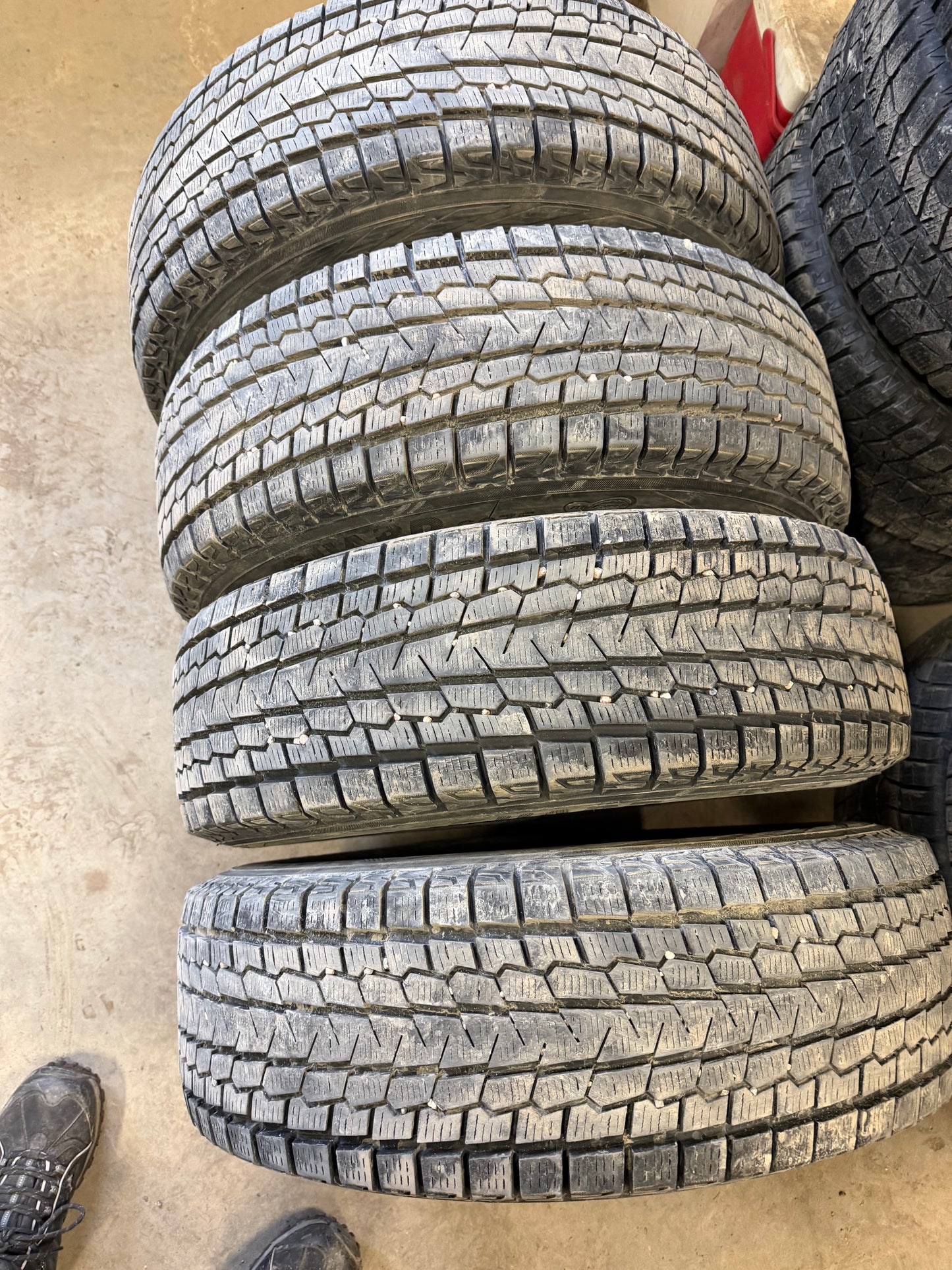 4 pneus d hiver 215/70r16 Yokohama a l etat neuf