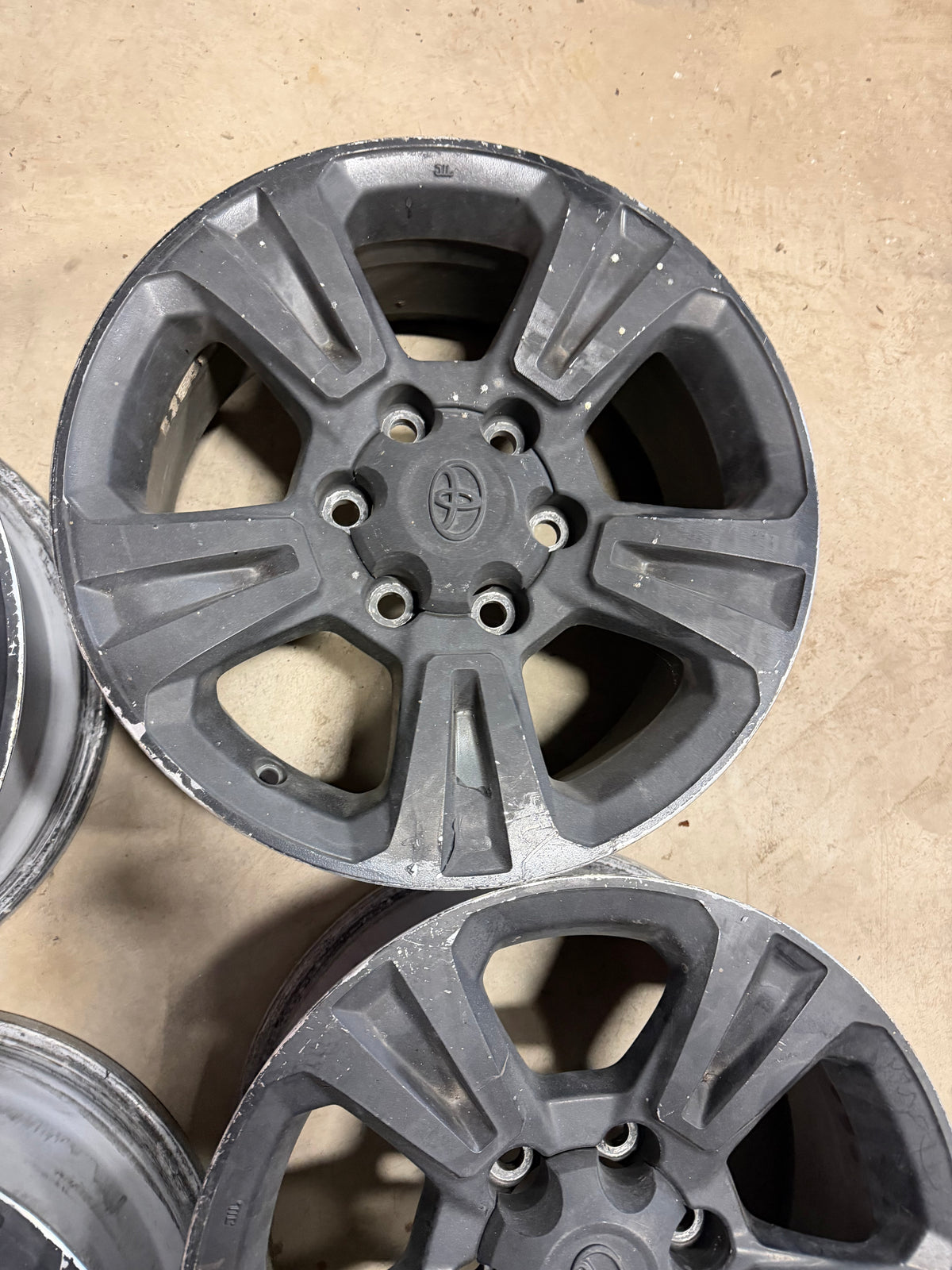 4 mags toyota 17 pouces 6x139.7 en tres bon état