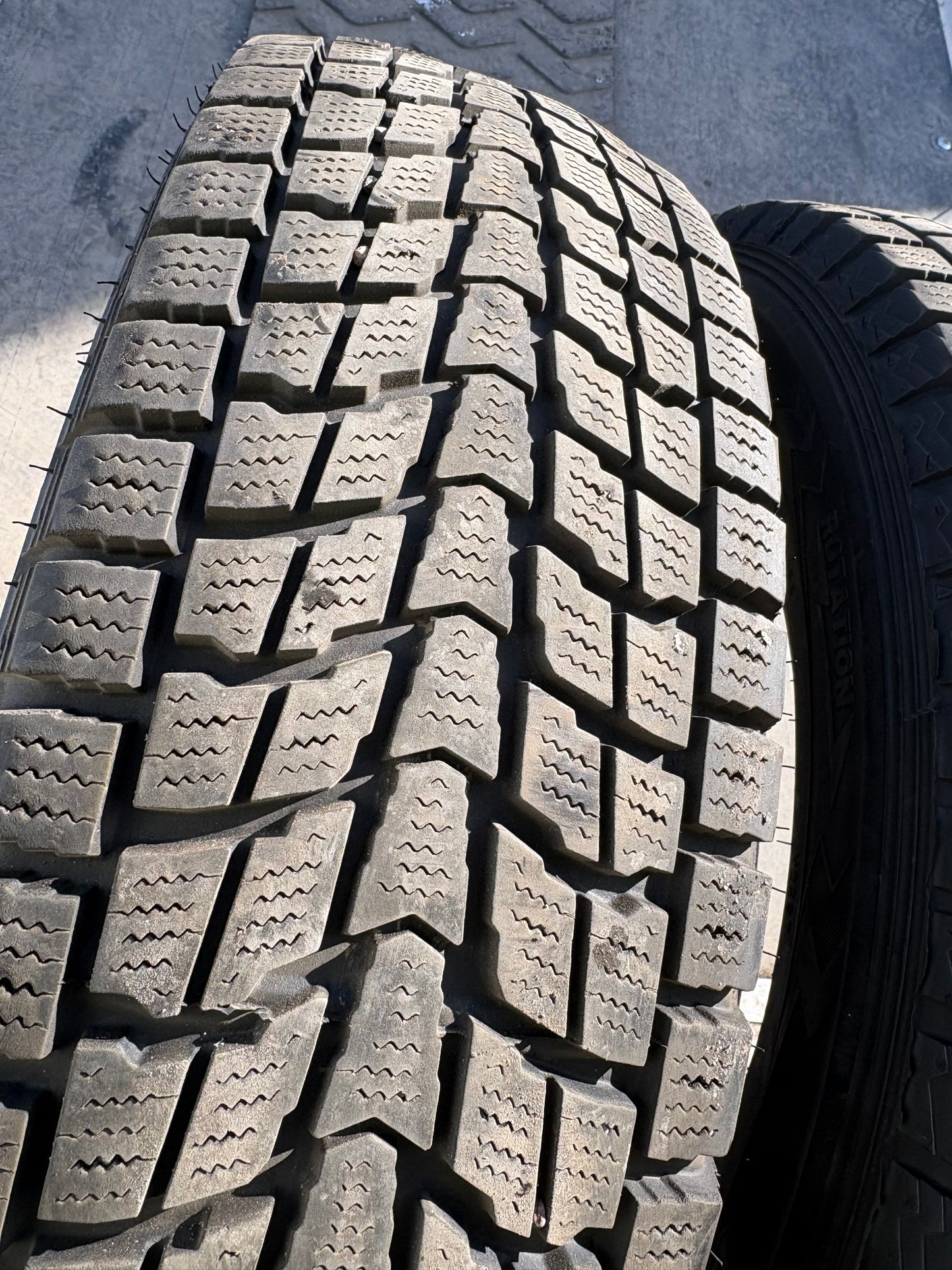 2 pneus d hiver 225/65r17 dunlop en bon etat