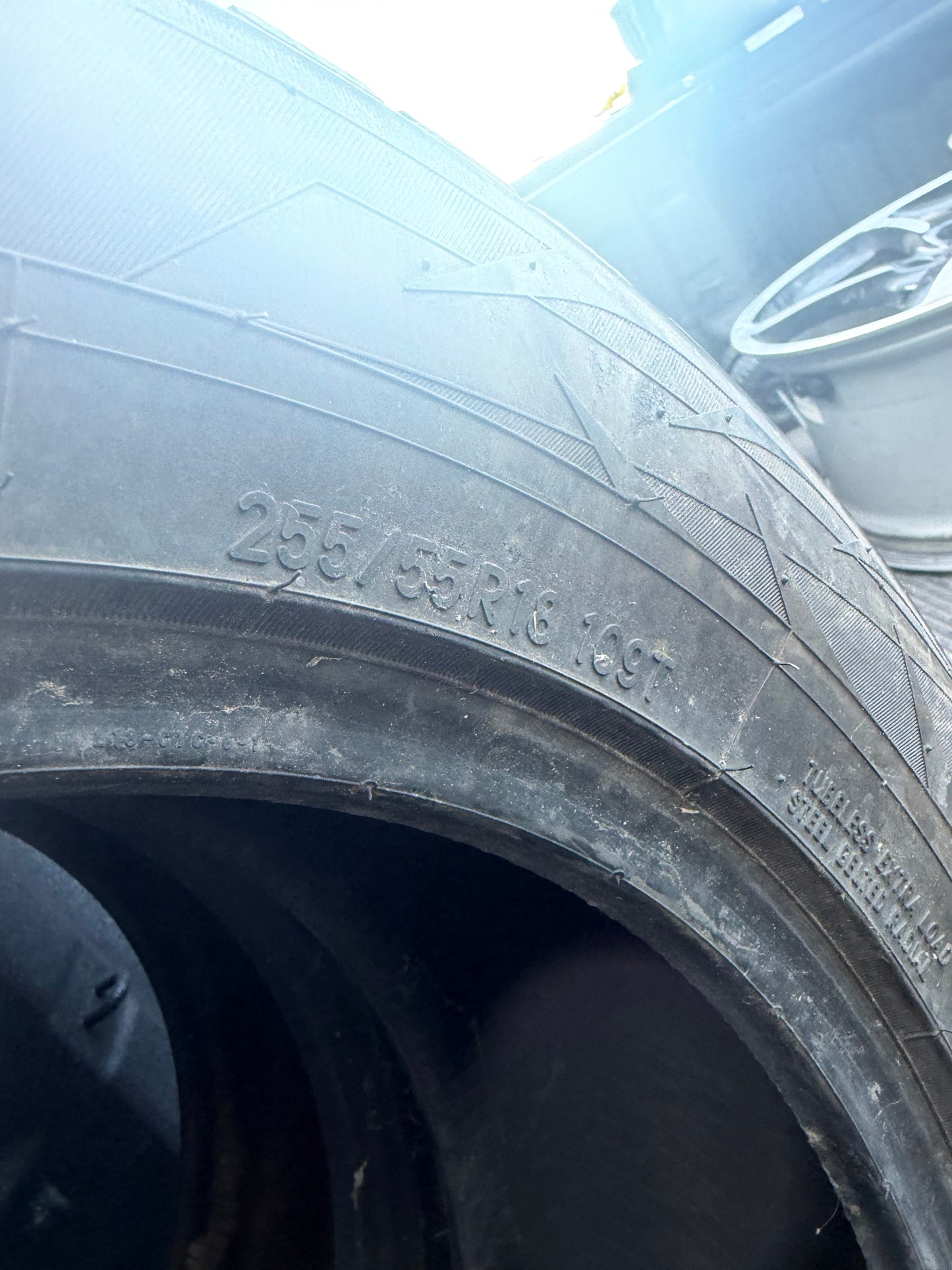 2 pneus d hiver 255/55r18 toyo a l etat neuf