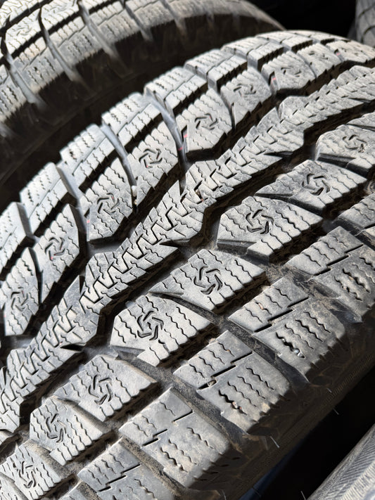 4 pneus d hiver 225/65r17 toyo a l état neuf