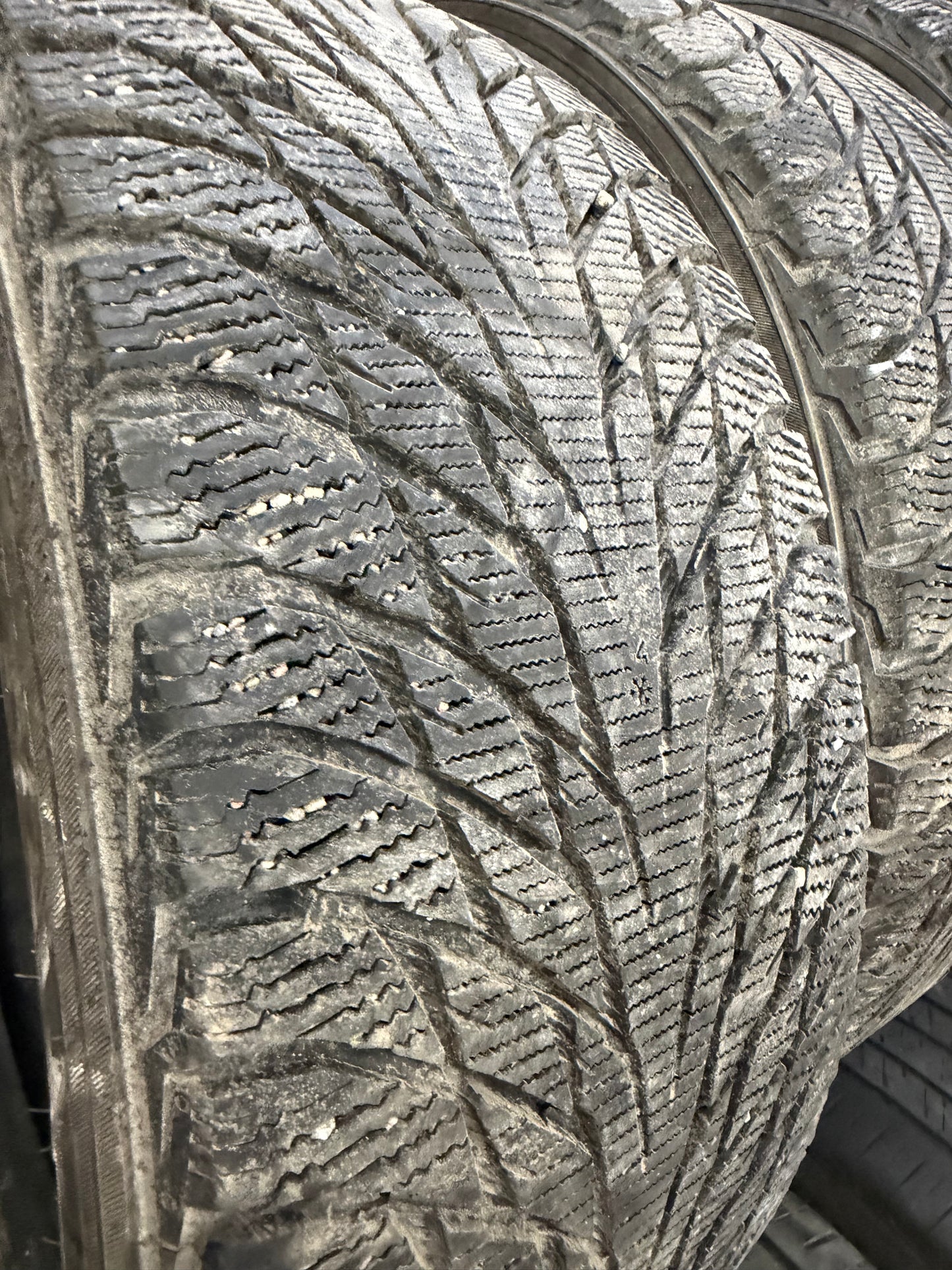 4 pneus d hiver 225/50r18 nokian en bon état