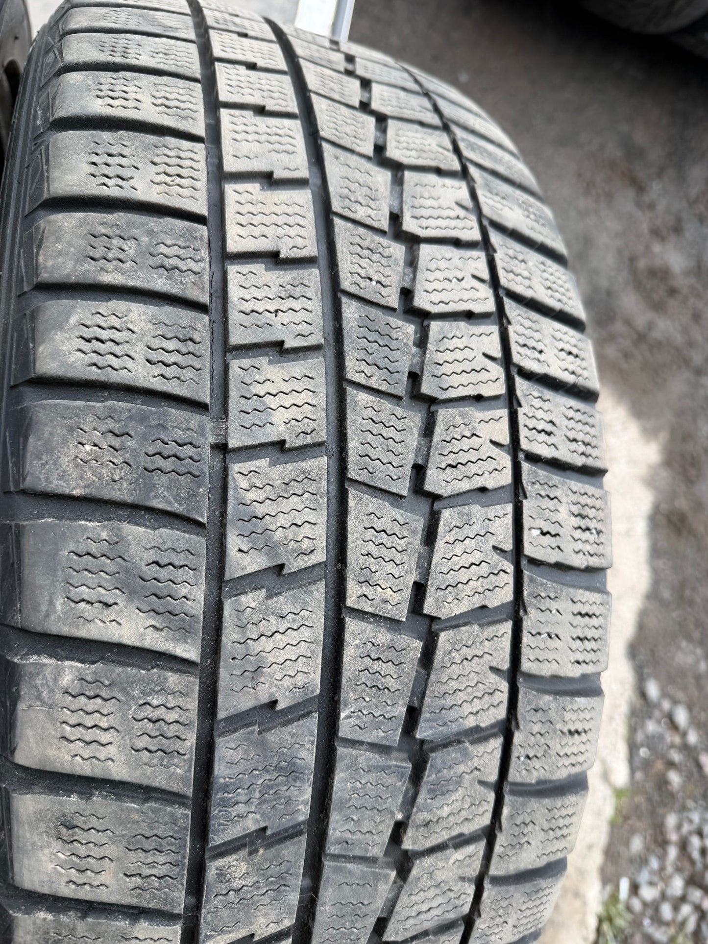 2 pneus d hiver 225/50r17 dunlop en bon état