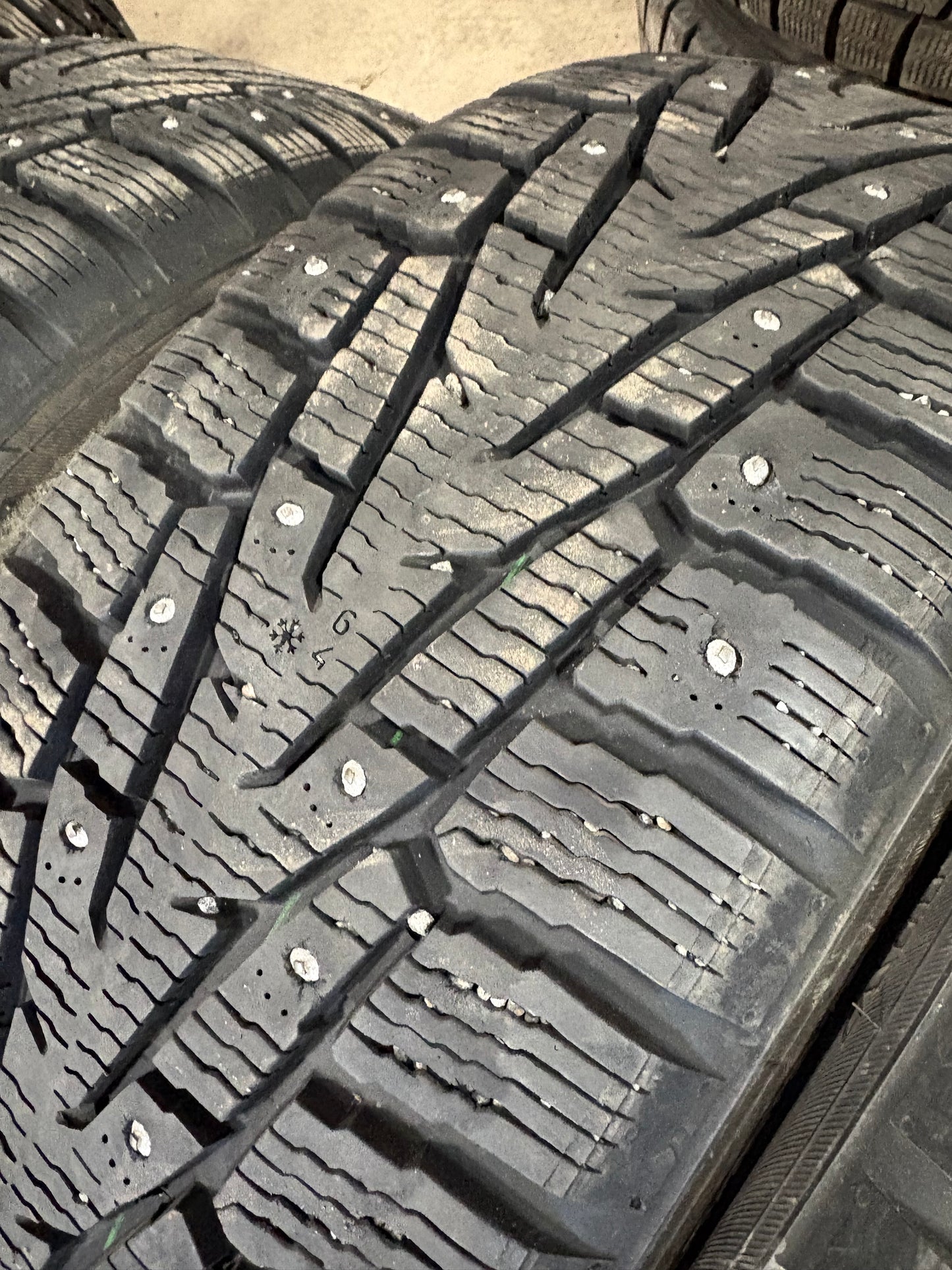 4 pneus d hiver 215/55r18 nokian a clou a l état neuf