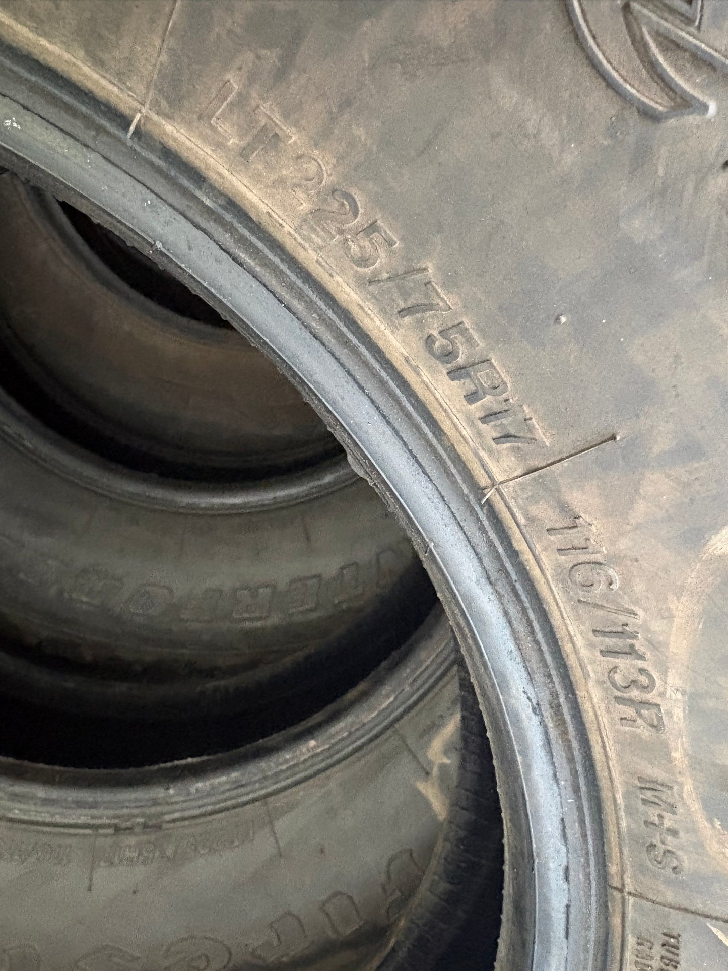 4 pneus d hiver lt 225/75r17 firestone 10 plies en bon état