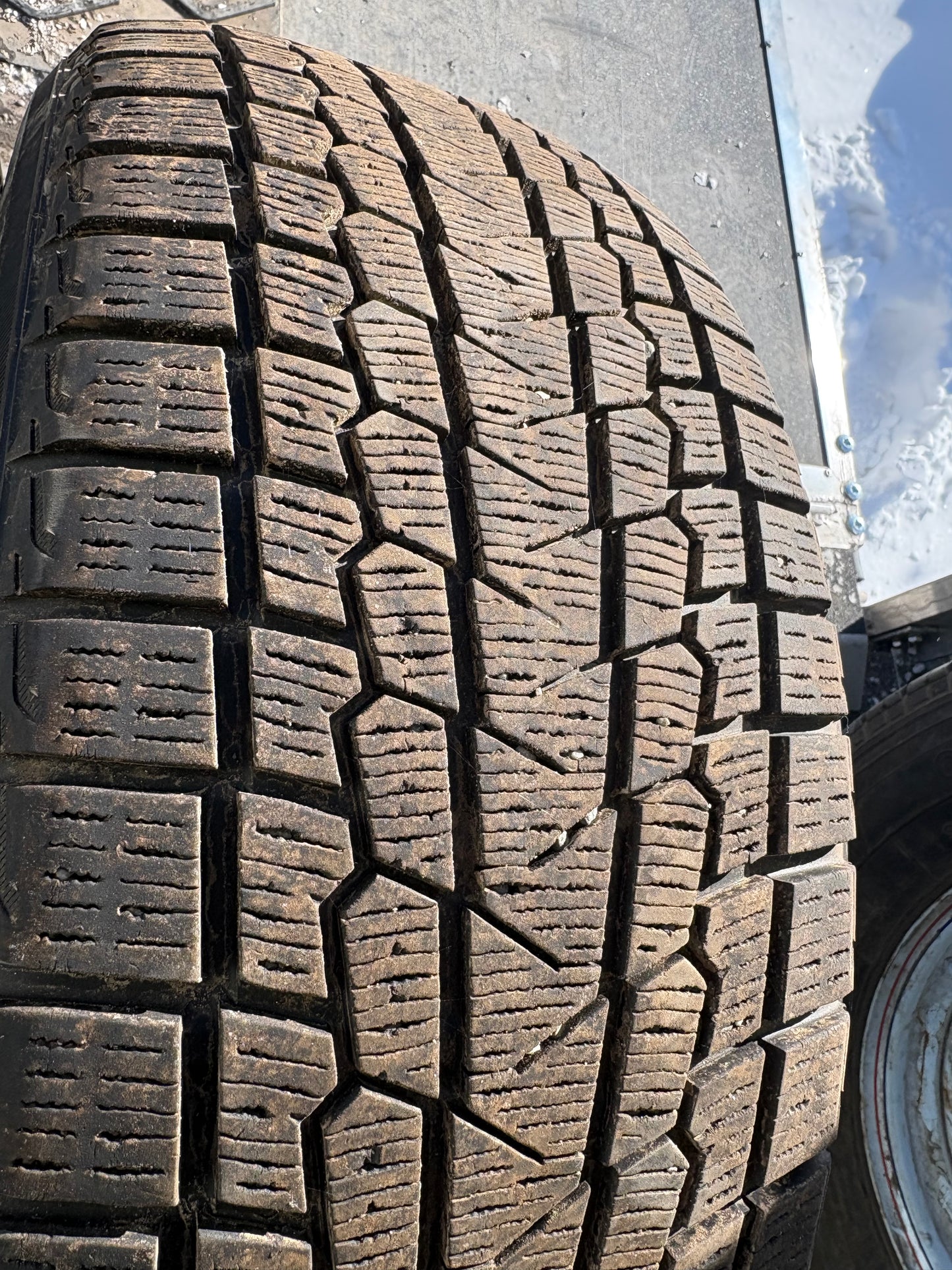 4 pneus d hiver 225/50r17 Yokohama a l état neuf