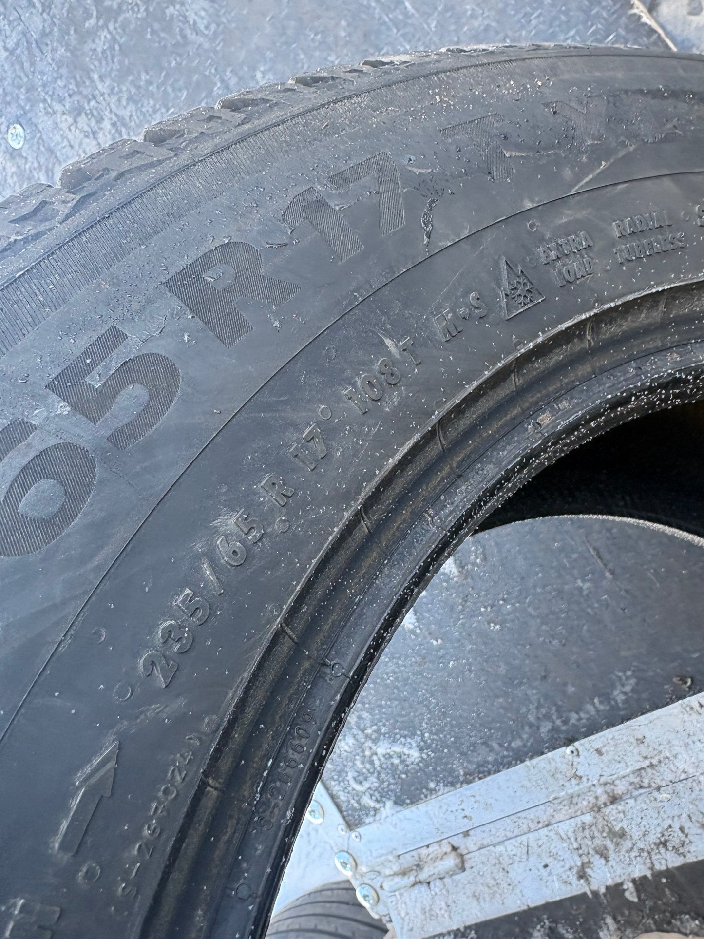 2 pneus d hiver 235/65r17 continental a clous en bon état