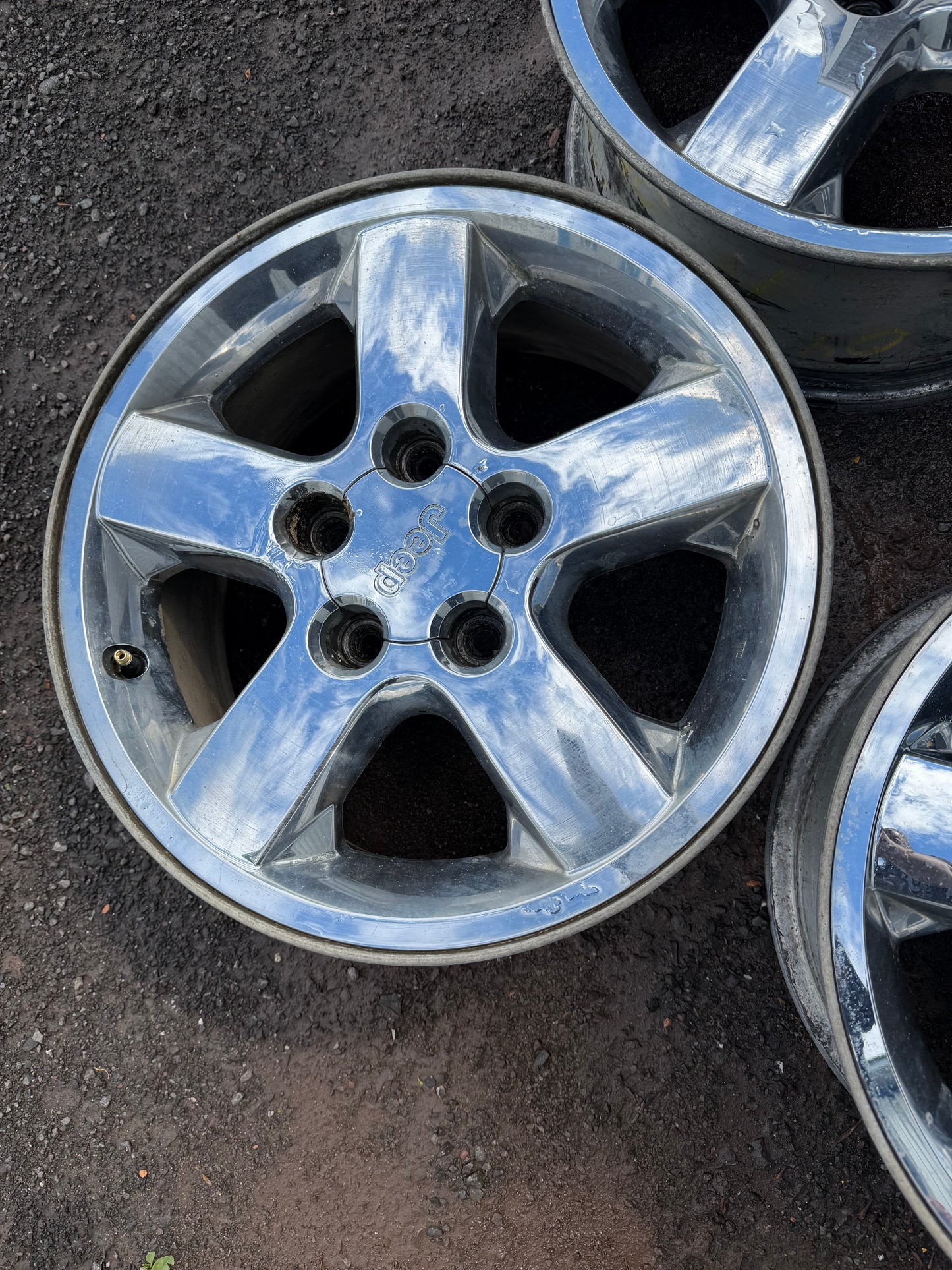 4 mags jeep 17 pouces 5x127 en bon état