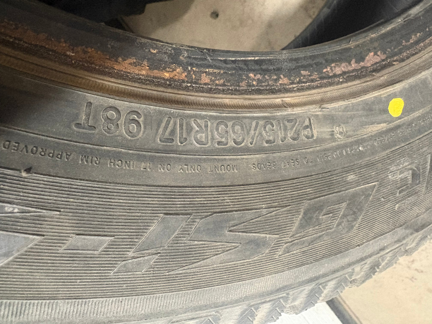 4 pneus d hiver 215/65r17 toyo en tres bon état