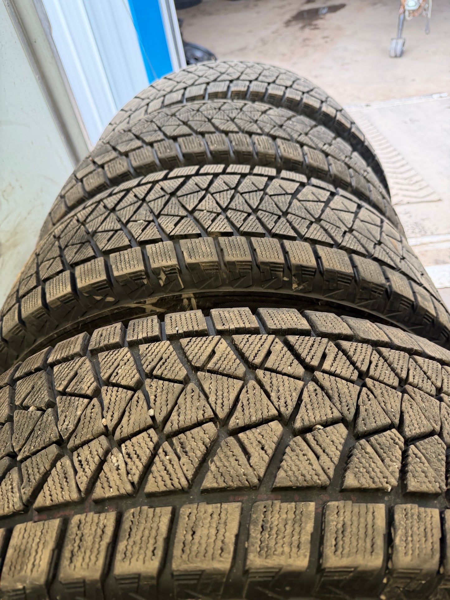 4 pneus d hiver 265/70r17 bridgestone en tres bon état