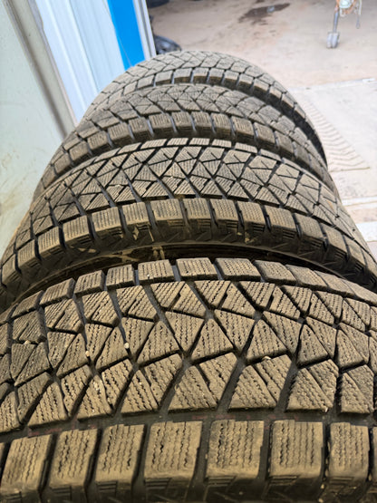 4 pneus d hiver 265/70r17 bridgestone en tres bon état