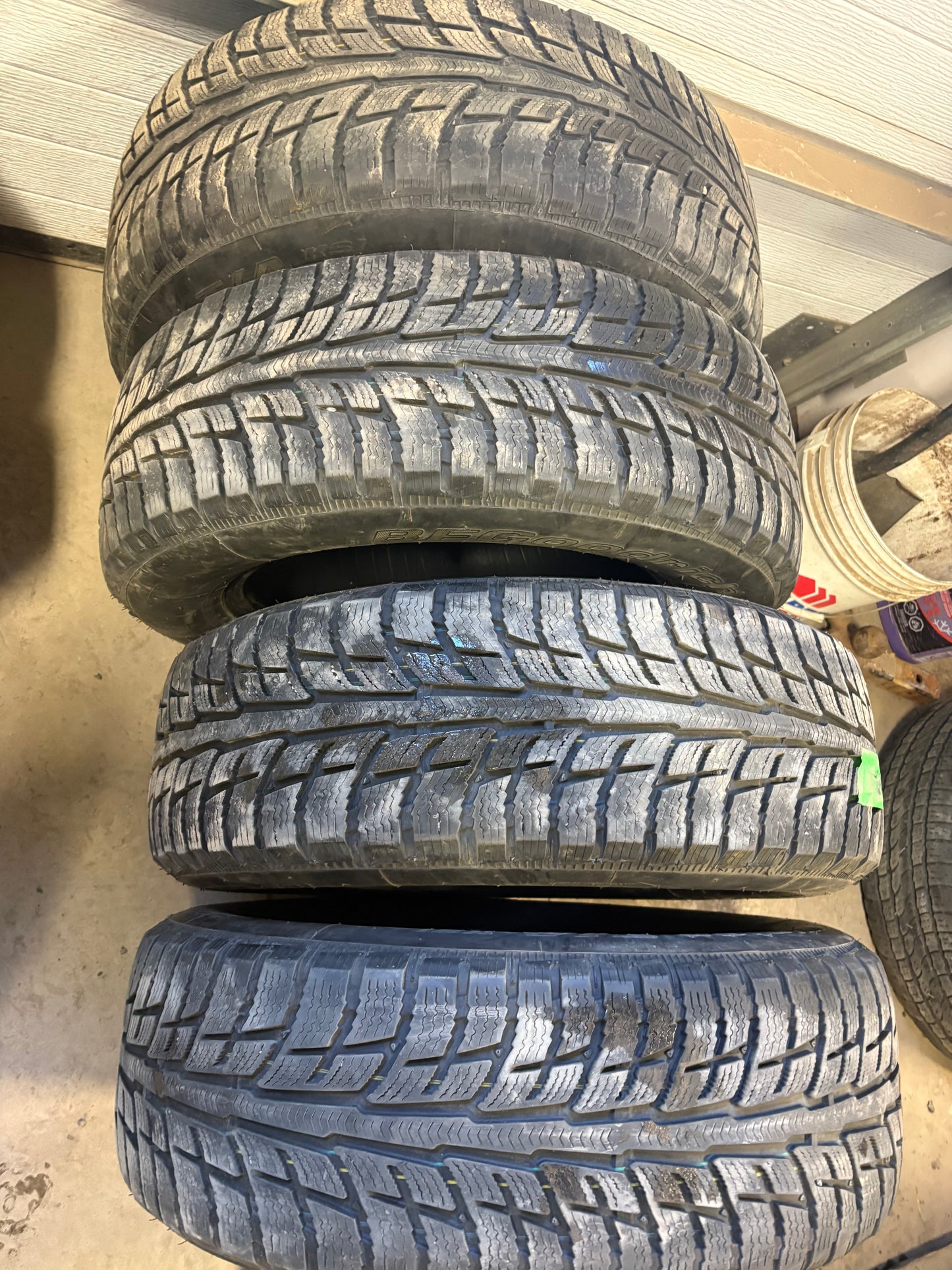 4 pneus d hiver 225/65r17 bf goodrich en bon état