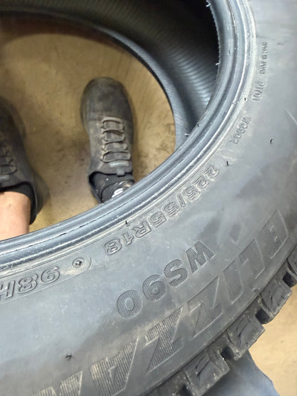 4 pneus d hiver 225/55r18 Bridgestone en tres bon état