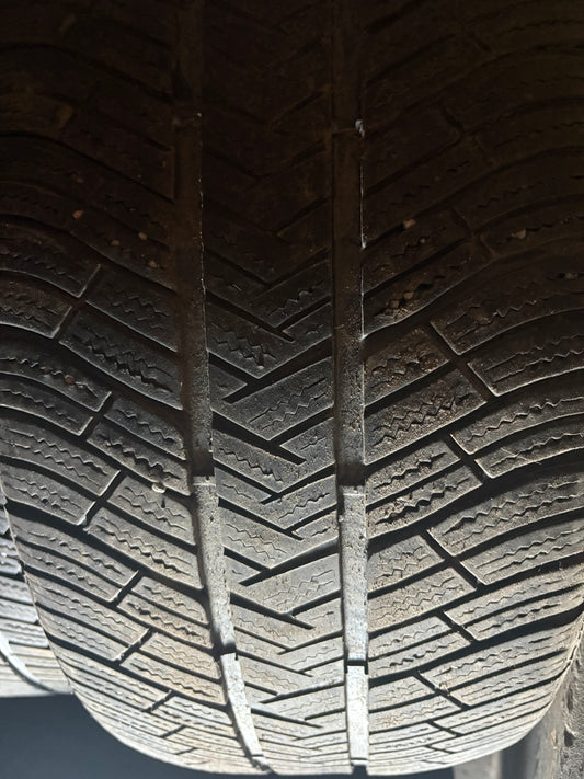 2 pneus d hiver 255/45r19 michelin en bon état