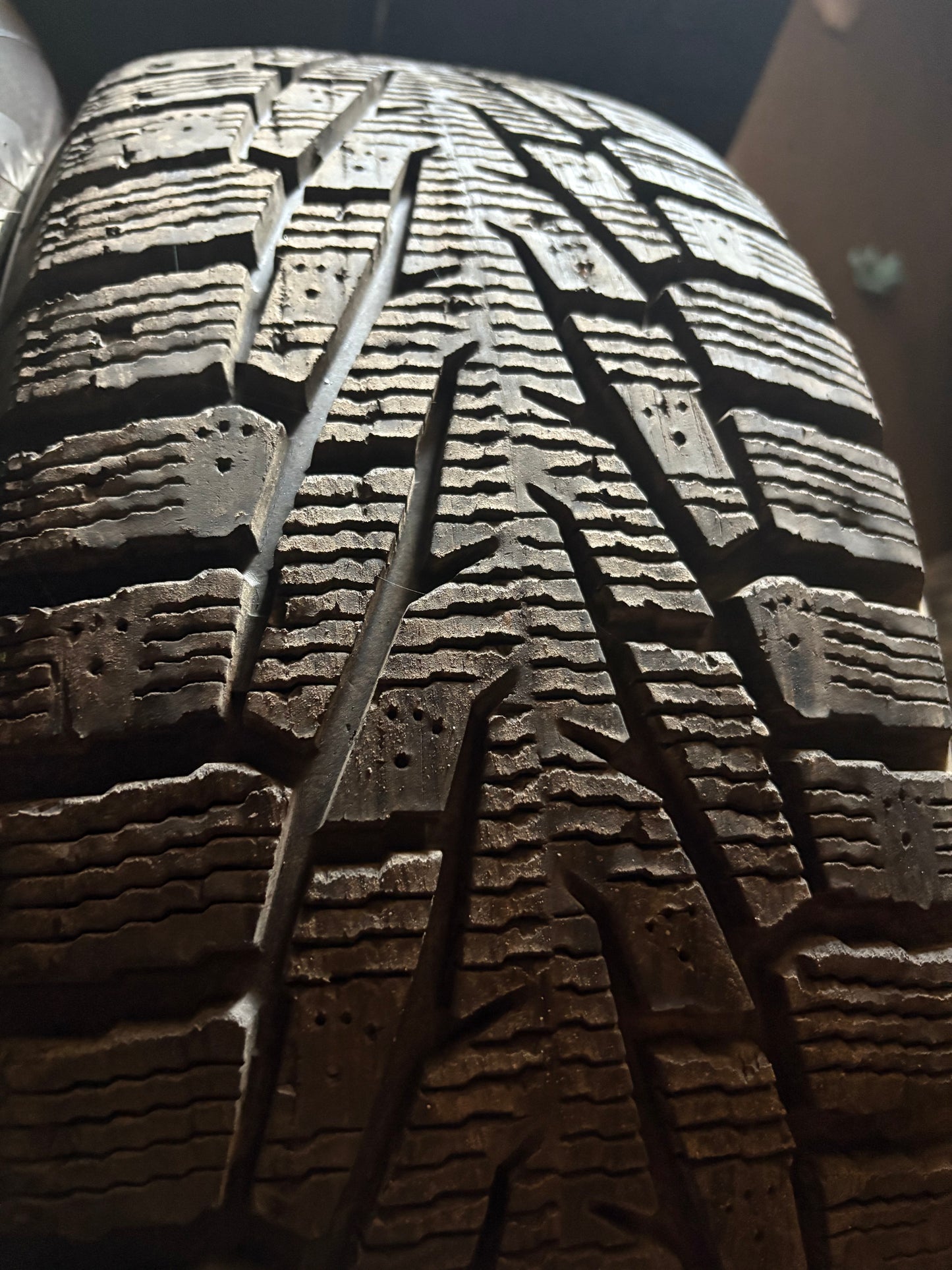 2 pneus d hiver 245/65r17 nokian en tres bon état