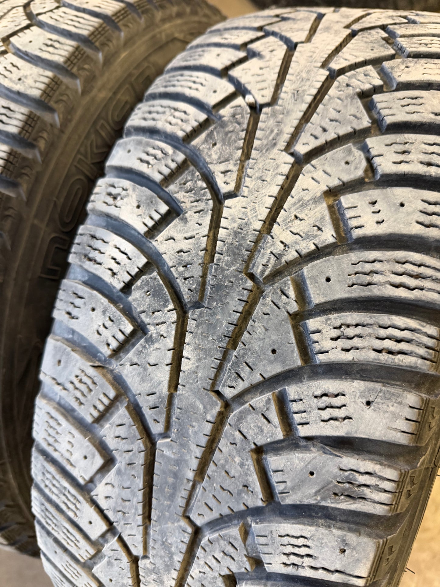 4 pneus d hiver 205/55r16 nokian en bon etat