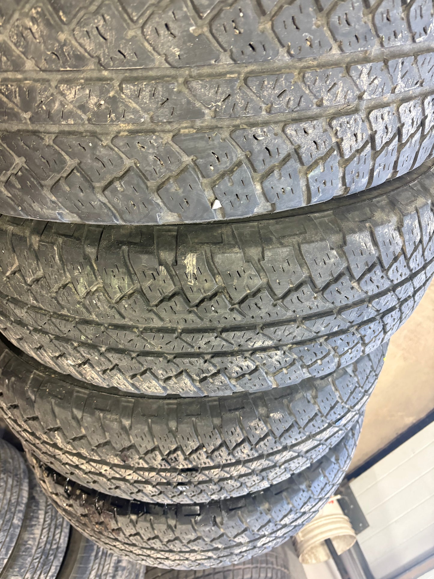 4 pneus d ete 255/70r18 bridgestone en bon etat