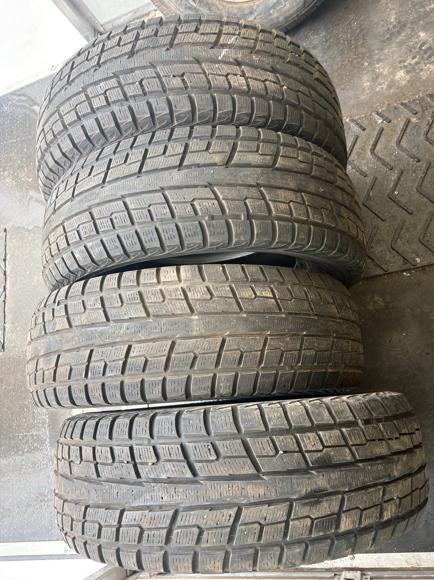 4 pneus d hiver 245/65r17 Yokohama en bon état