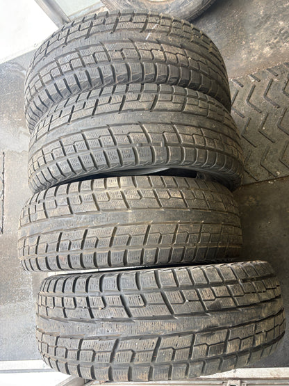 4 pneus d hiver 245/65r17 Yokohama en bon état