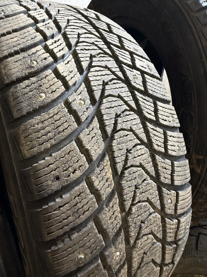 2 pneus d hiver 205/55r16 federal a clou en bon etat