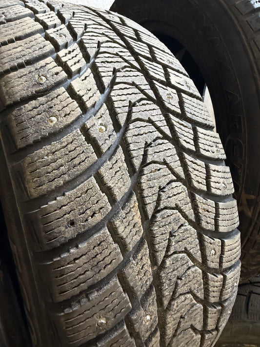2 pneus d hiver 205/55r16 federal a clou en bon etat