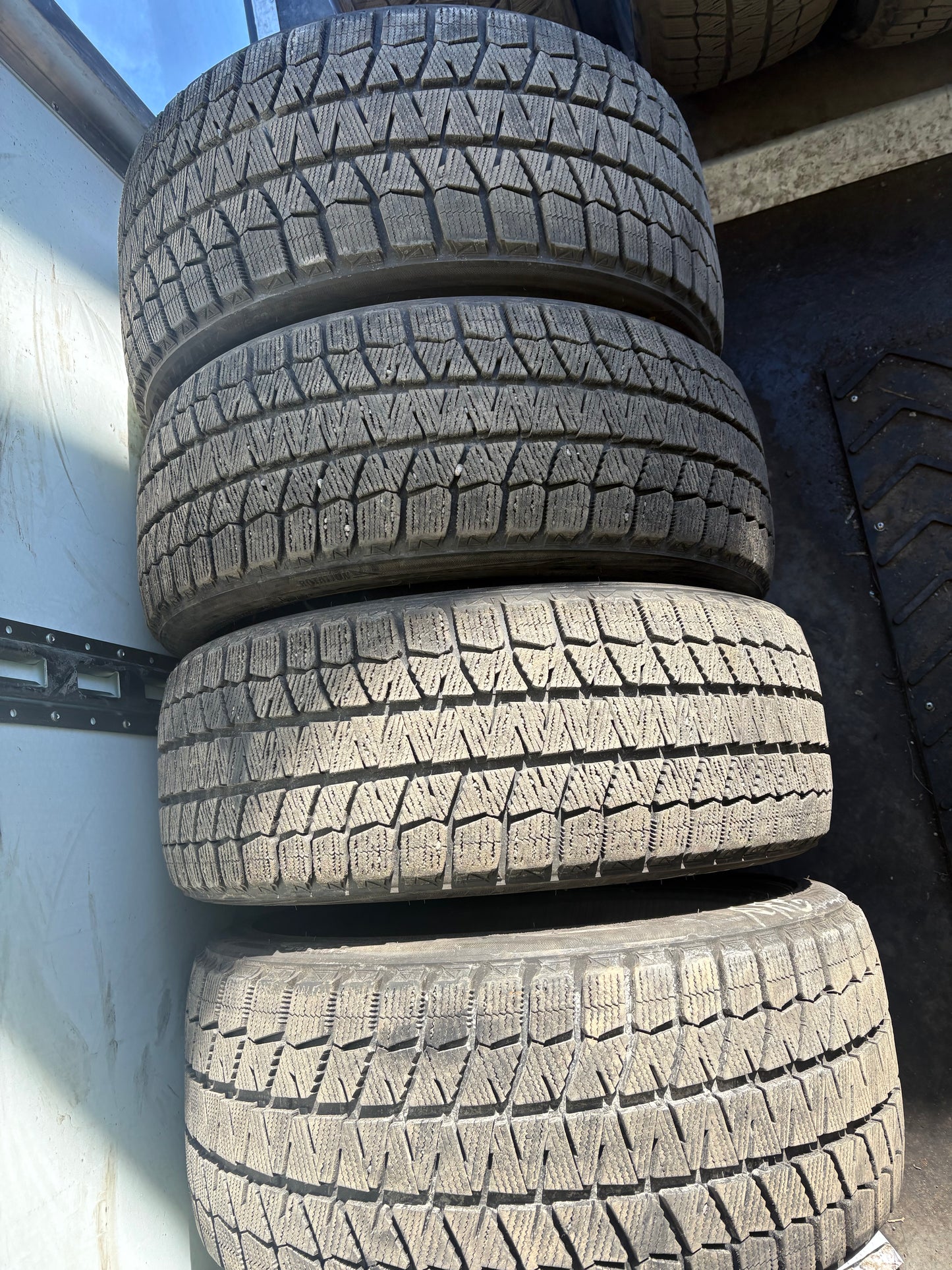 2 pneus hiver 225/40r18 et 2 pneus 255/35r18 Bridgestone a l état neuf