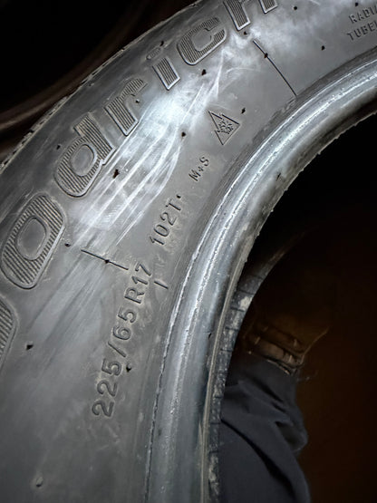 1 pneu d hiver 225/65r17 bf goodrich