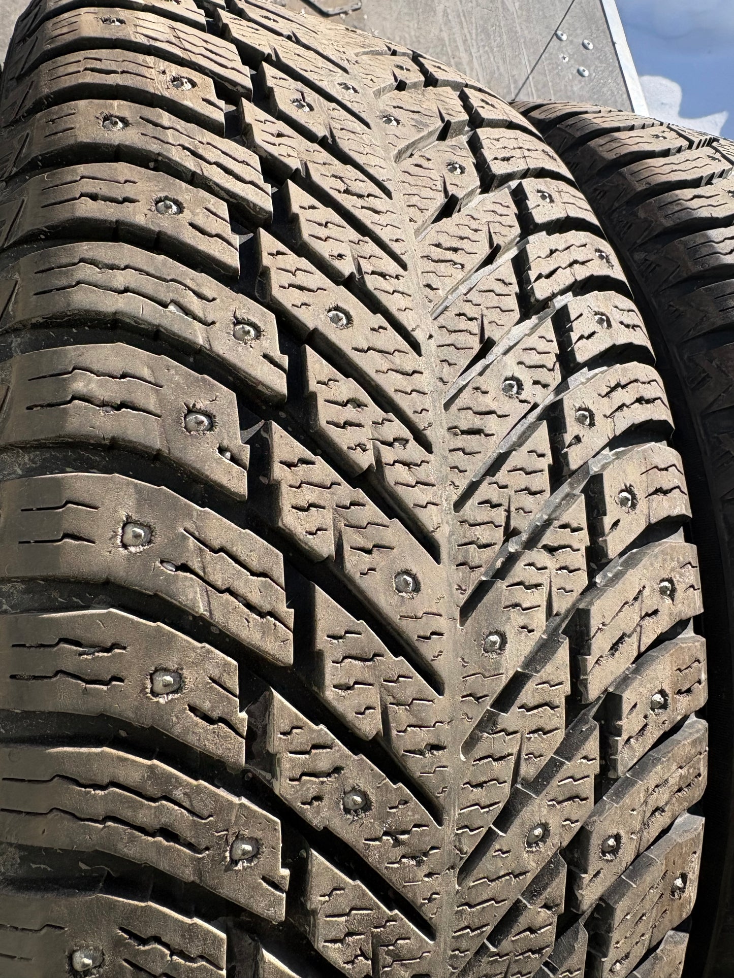 4 pneus d hiver 245/60r18 nokian a clou en tres bon état