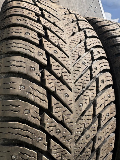4 pneus d hiver 245/60r18 nokian a clou en tres bon état