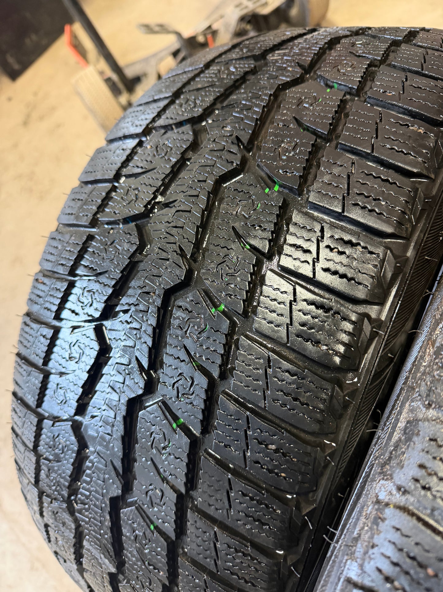 2 pneus d hiver 245/40r19 toyo en tres bon état