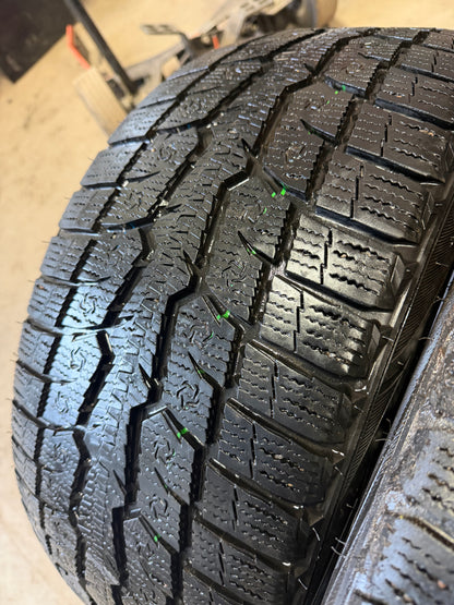 2 pneus d hiver 245/40r19 toyo en tres bon état