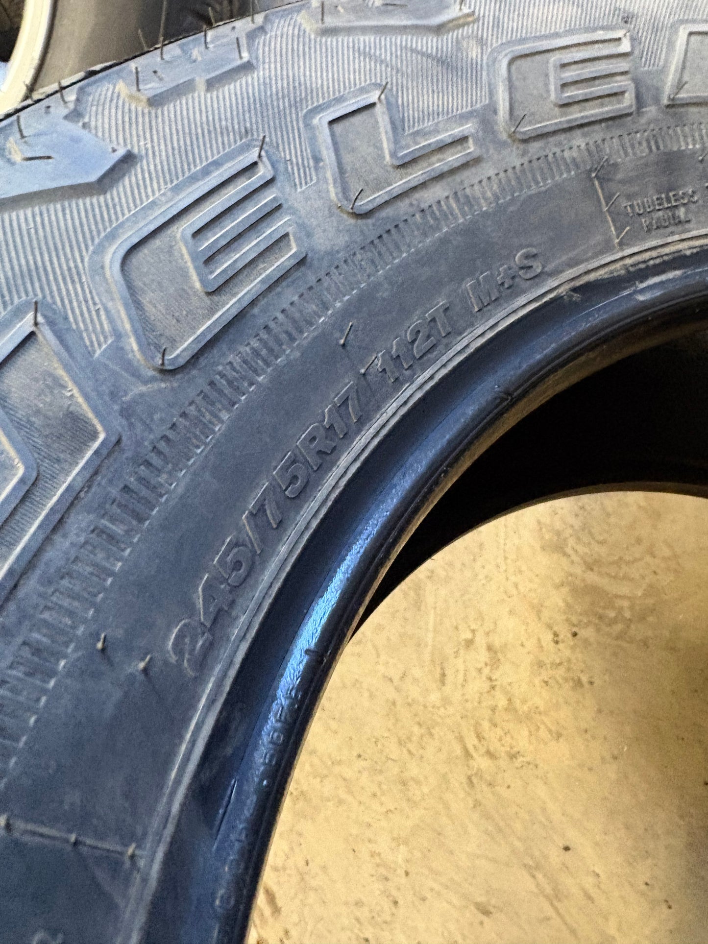 1 pneu d ete 245/75r17 Bridgestone a l état neuf