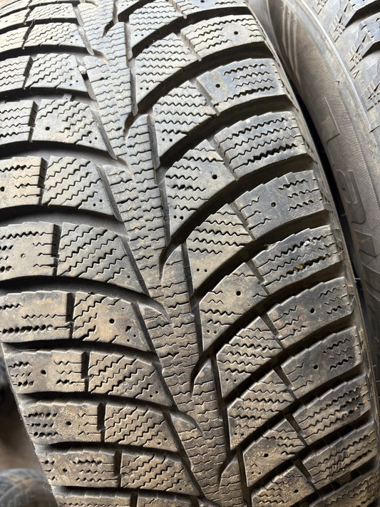 2 pneus d hiver 235/65r17 laufenn en bon état