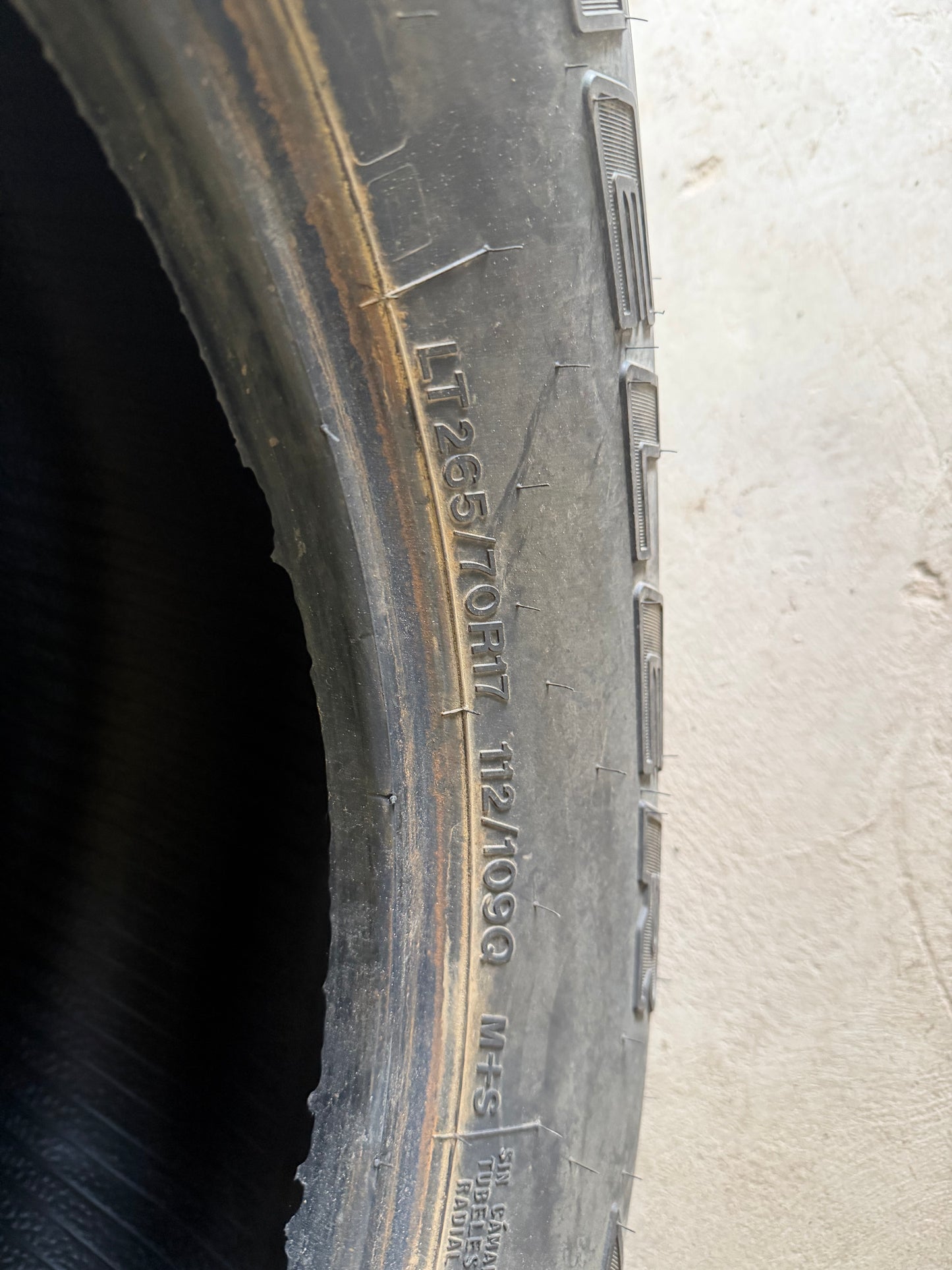 1 pneu d ete neuf lt 265/70r17 bridgestone 6 plies en liquidation