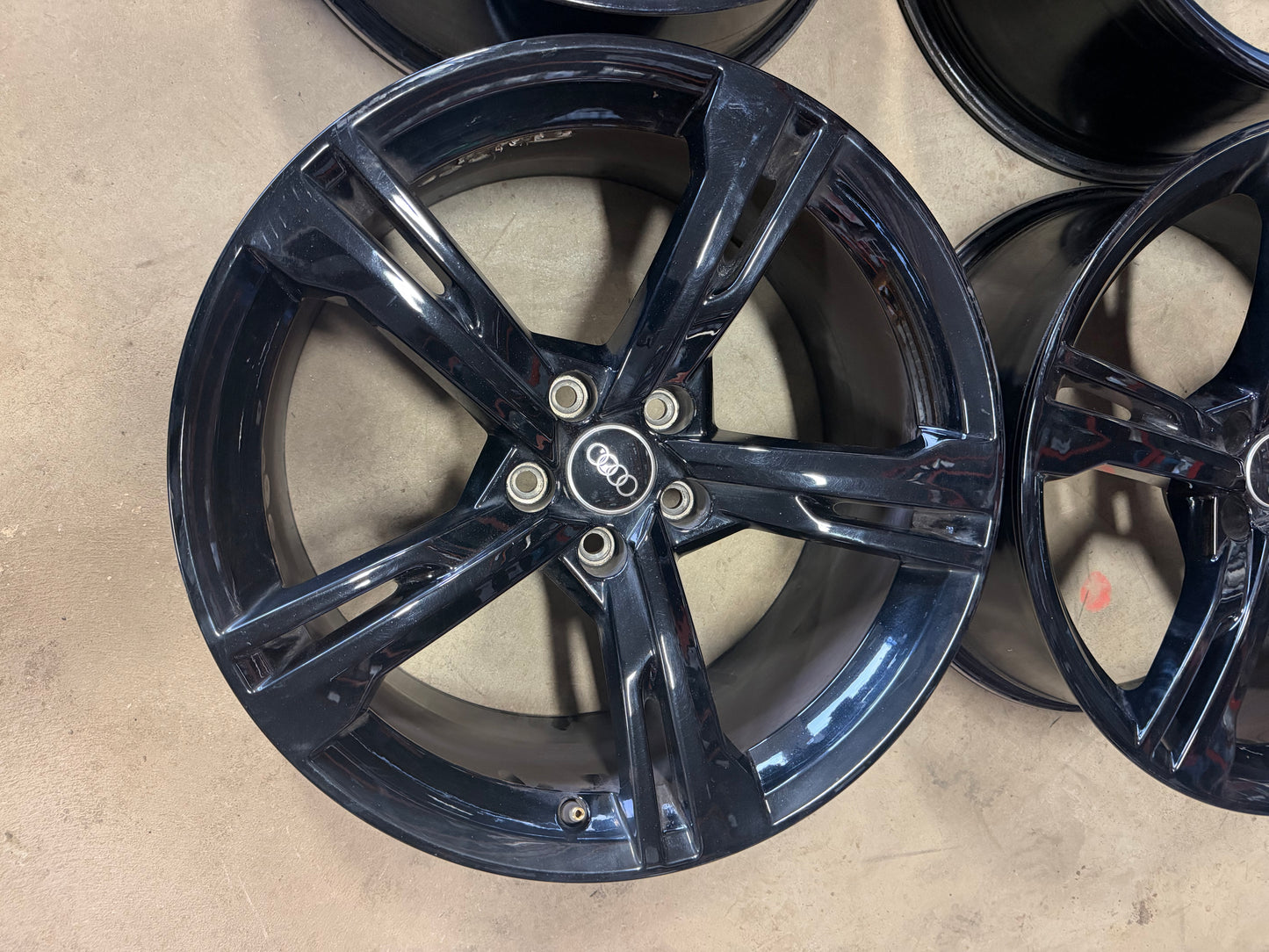 4 mags d origine audi 19 pouces 5x112 a l état neuf