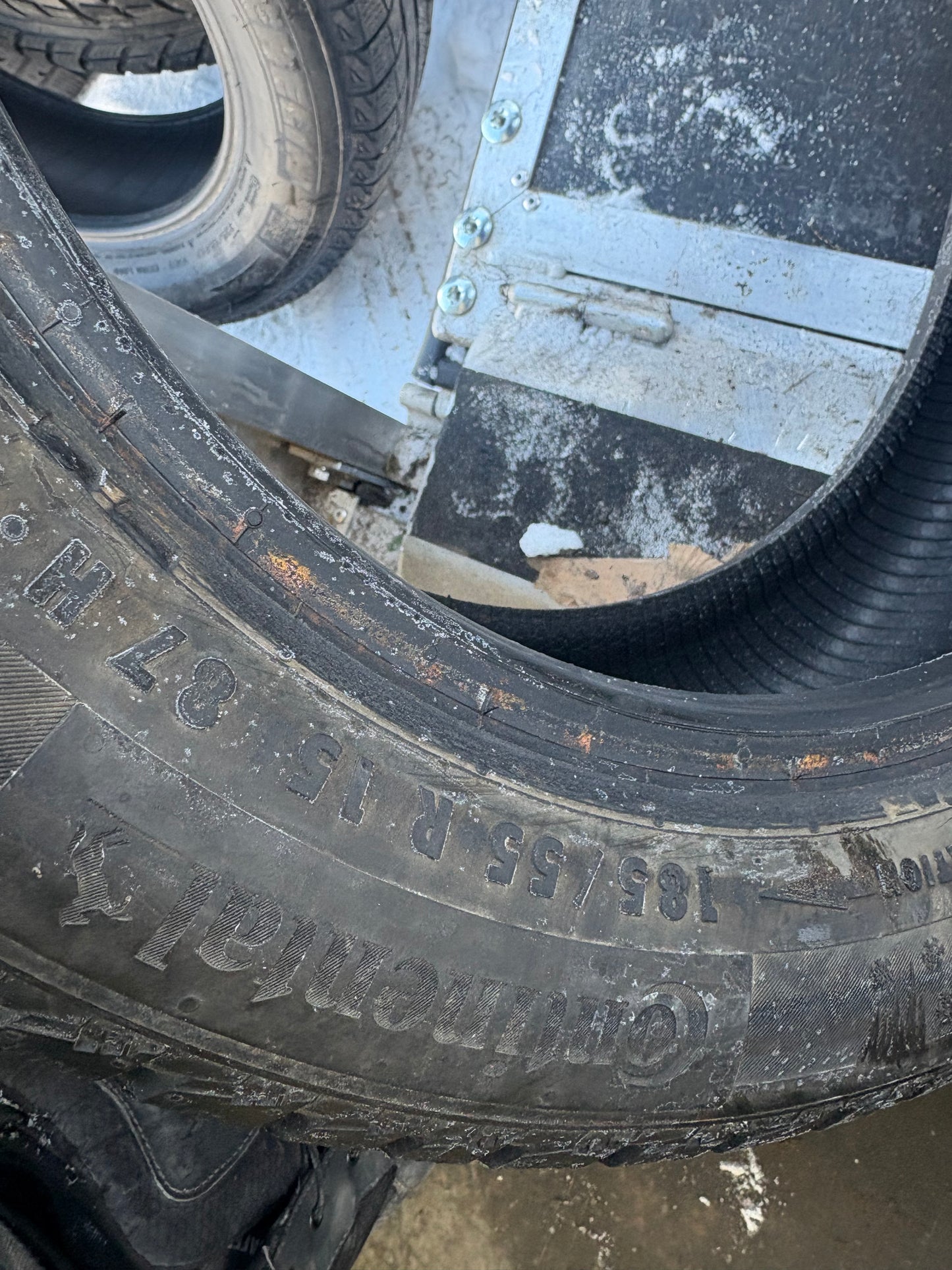 4 pneus d hiver 185/55r15 continental en bon etat