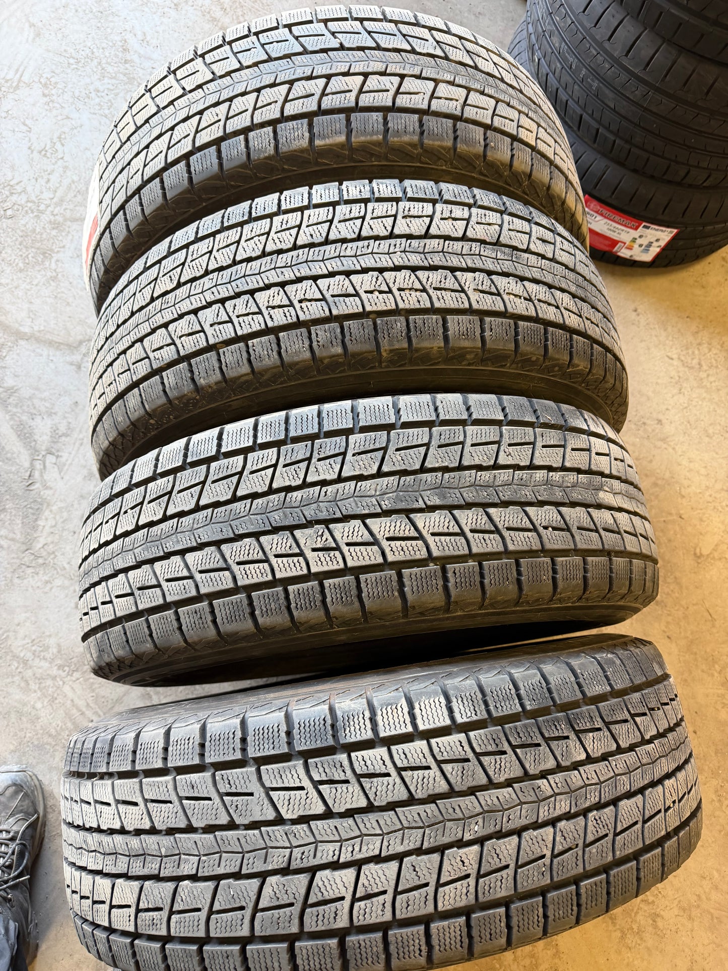 4 pneus d hiver 235/65r17 dunlop en tres bon etat