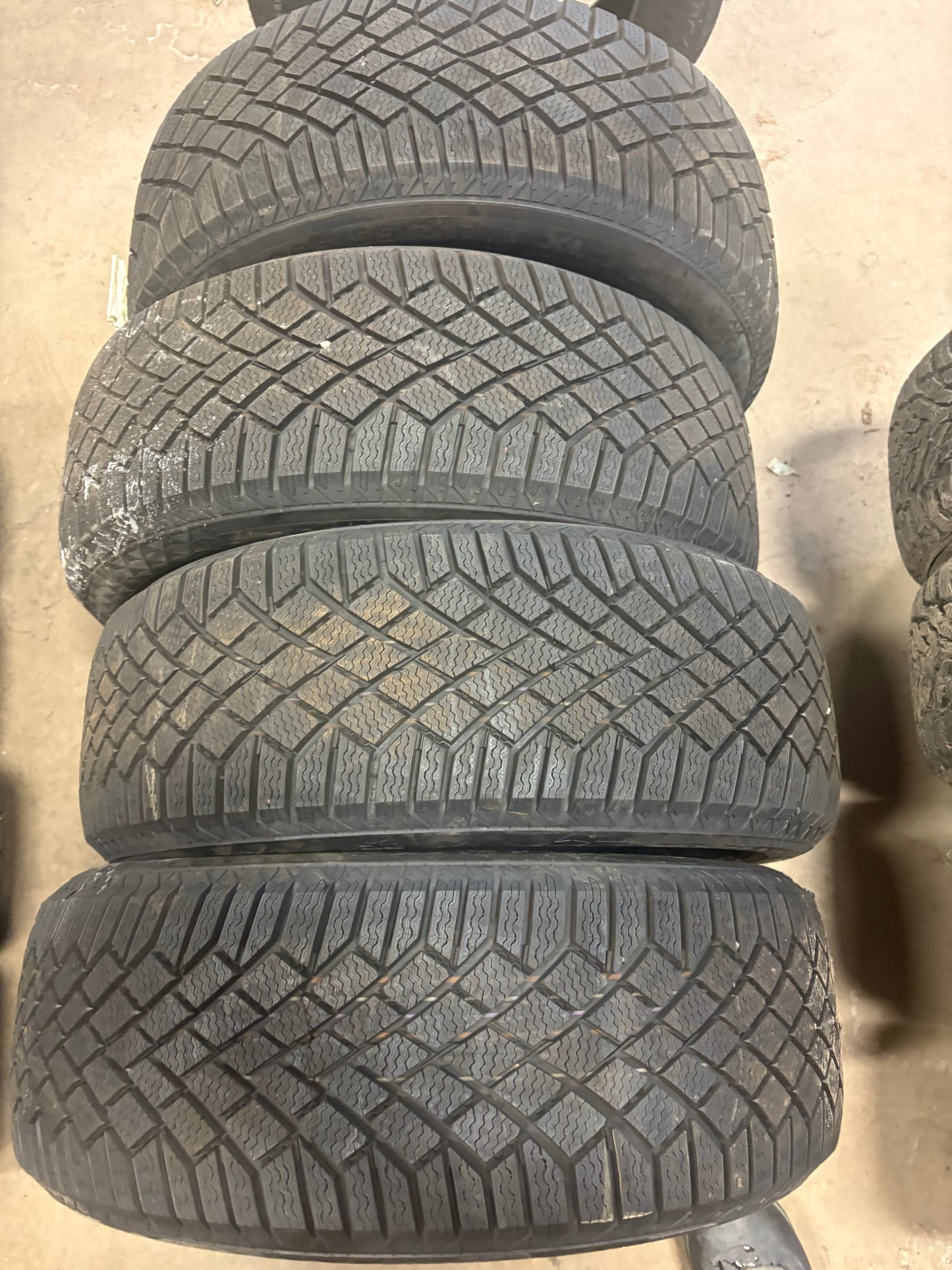 4 pneus d hiver neuf 205/55r17 continental en liquidation