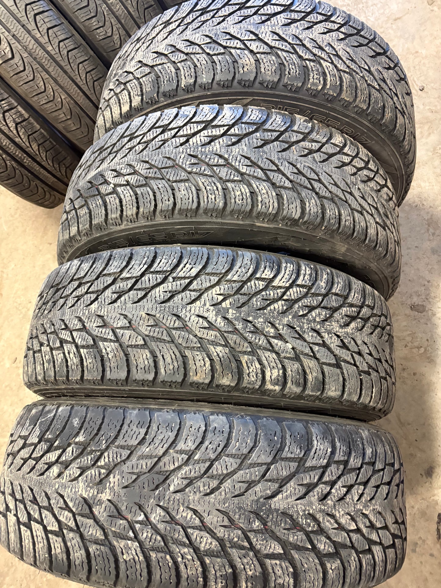 4 pneus d hiver 215/65r17 nokian en bon état