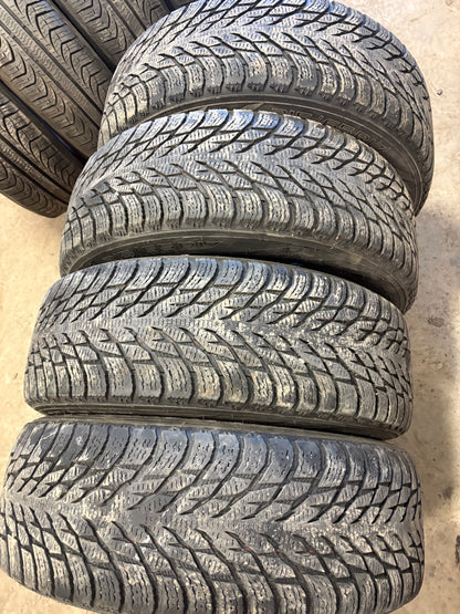 4 pneus d hiver 215/65r17 nokian en bon état