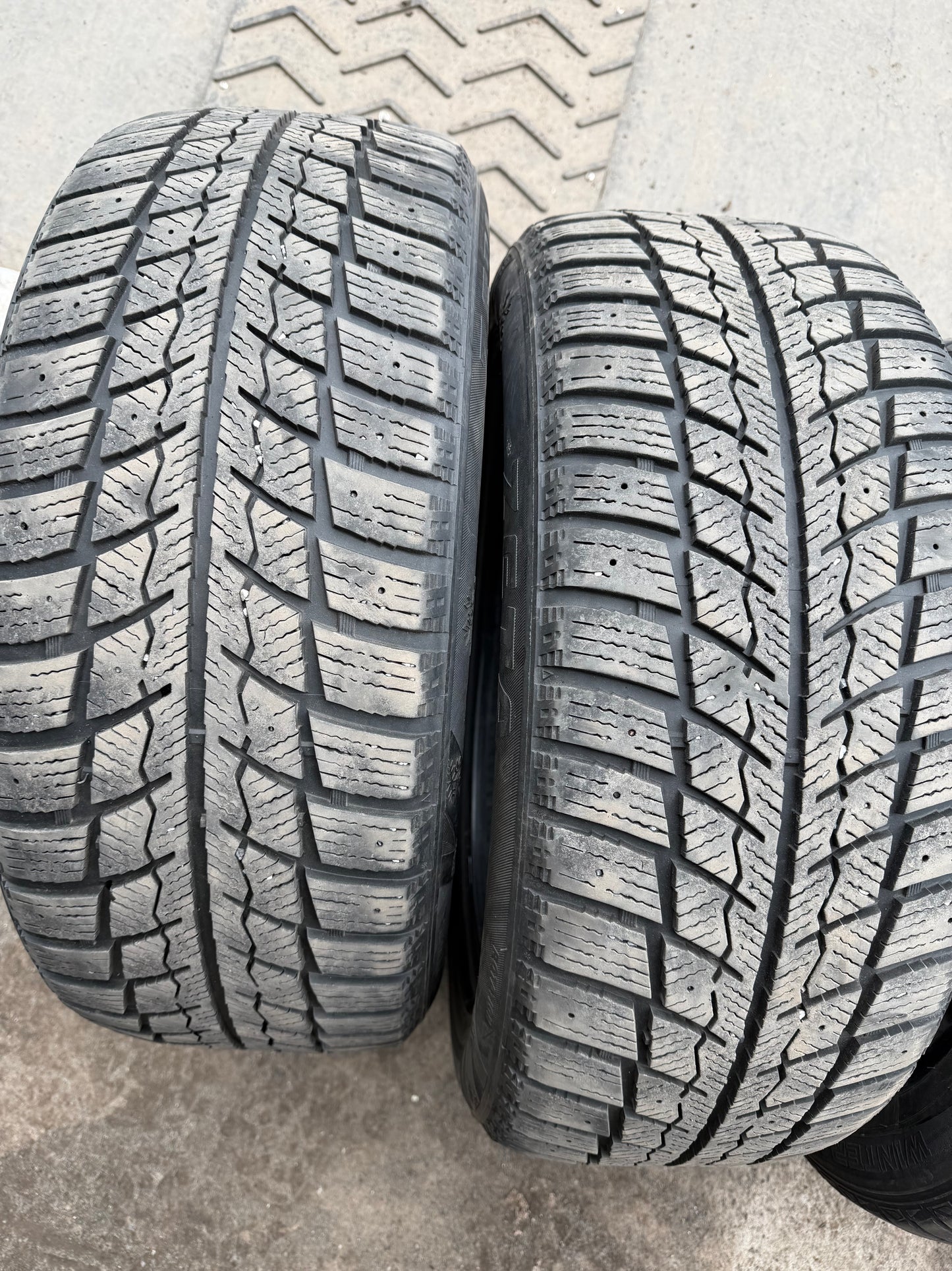 2 pneus d hiver 225/55r17 zeta en bon état