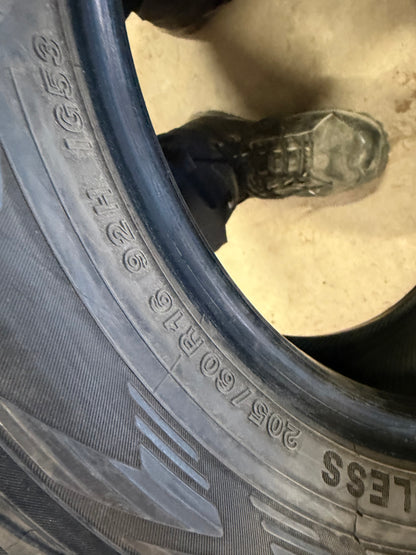 4 pneus d hiver 205/60r16 Yokohama a l etat neuf