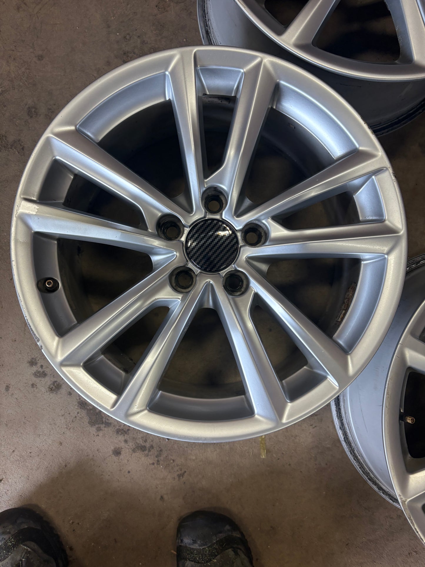 4 mags d origine audi 17 pouces 5x112 en parfaite état