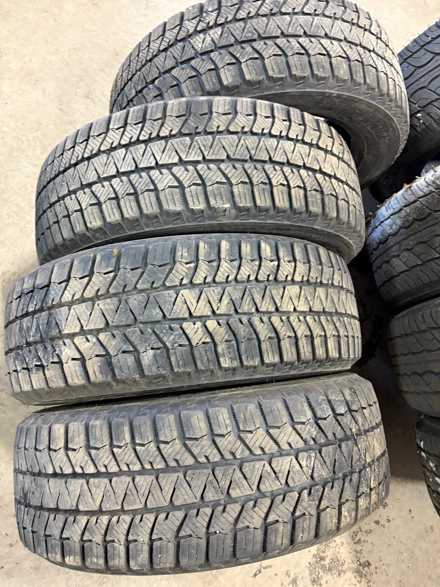 4 pneus d hiver 185/60r15 Bridgestone en bon etat
